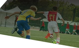 Duel entre deux joueurs sur le terrain